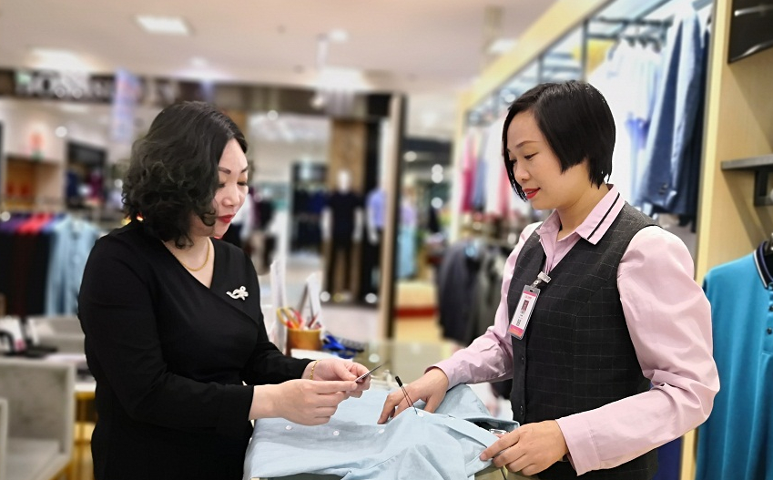 拾金不昧贏(yíng)贊譽(yù) 熱情服務(wù)出業(yè)績(jī)